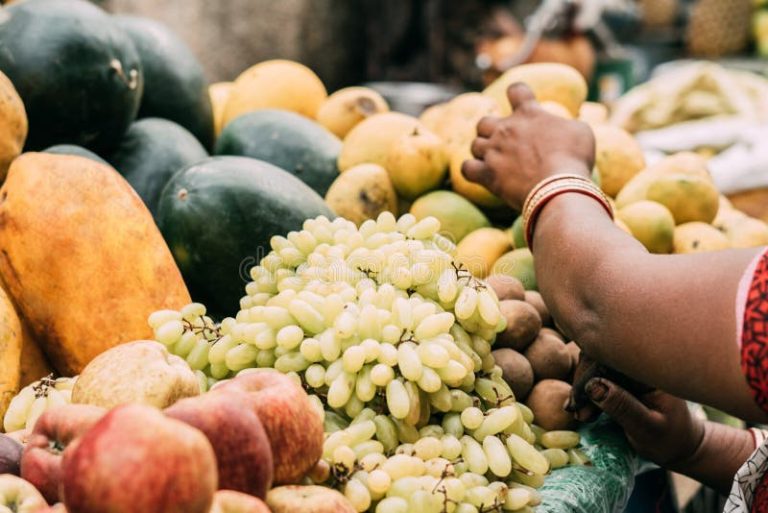 woman-india-market-buys-fruits-vegetables-bracelets-184836780