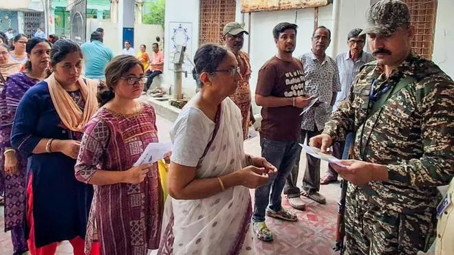 Voters-stand-in-que-to-vote-in-the-2026-West-Bengal-Assembly-election